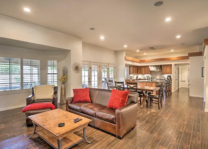 Holiday home 11 Mi To Phoenix: Group Escape W/ Patio & Bar! Tempe