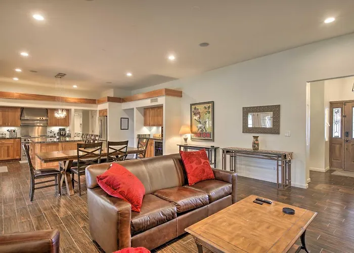 Holiday home 11 Mi To Phoenix: Group Escape W/ Patio & Bar! Tempe
