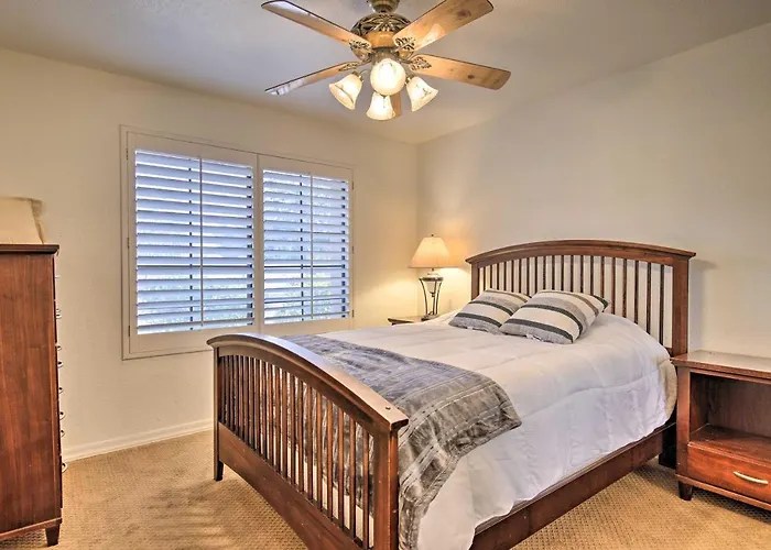 11 Mi To Phoenix: Group Escape W/ Patio & Bar! Holiday home *