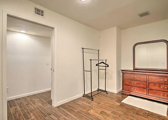 Holiday home 11 Mi To Phoenix: Group Escape W/ Patio & Bar!