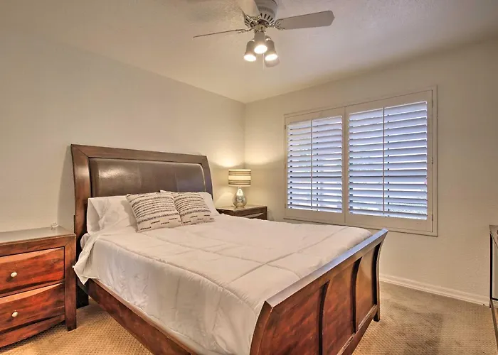 11 Mi To Phoenix: Group Escape W/ Patio & Bar! Holiday home Tempe