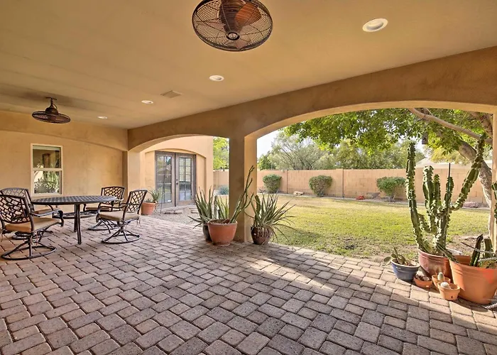 Holiday home 11 Mi To Phoenix: Group Escape W/ Patio & Bar!
