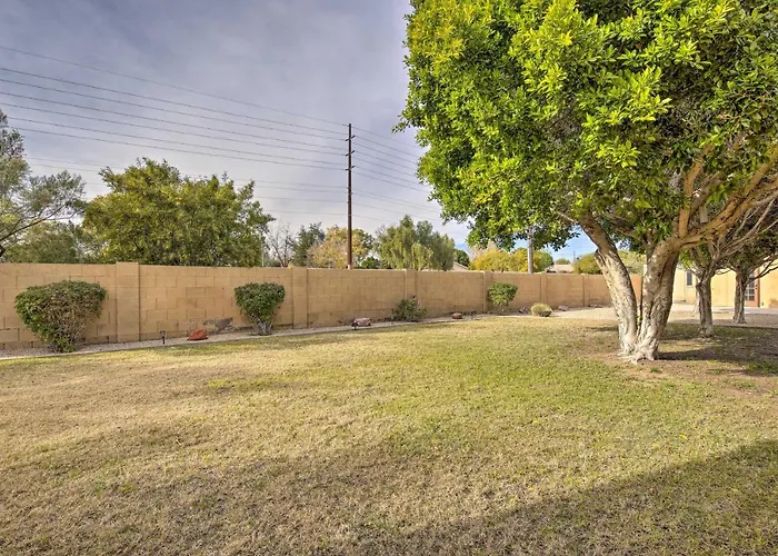 Holiday home 11 Mi To Phoenix: Group Escape W/ Patio & Bar! *
